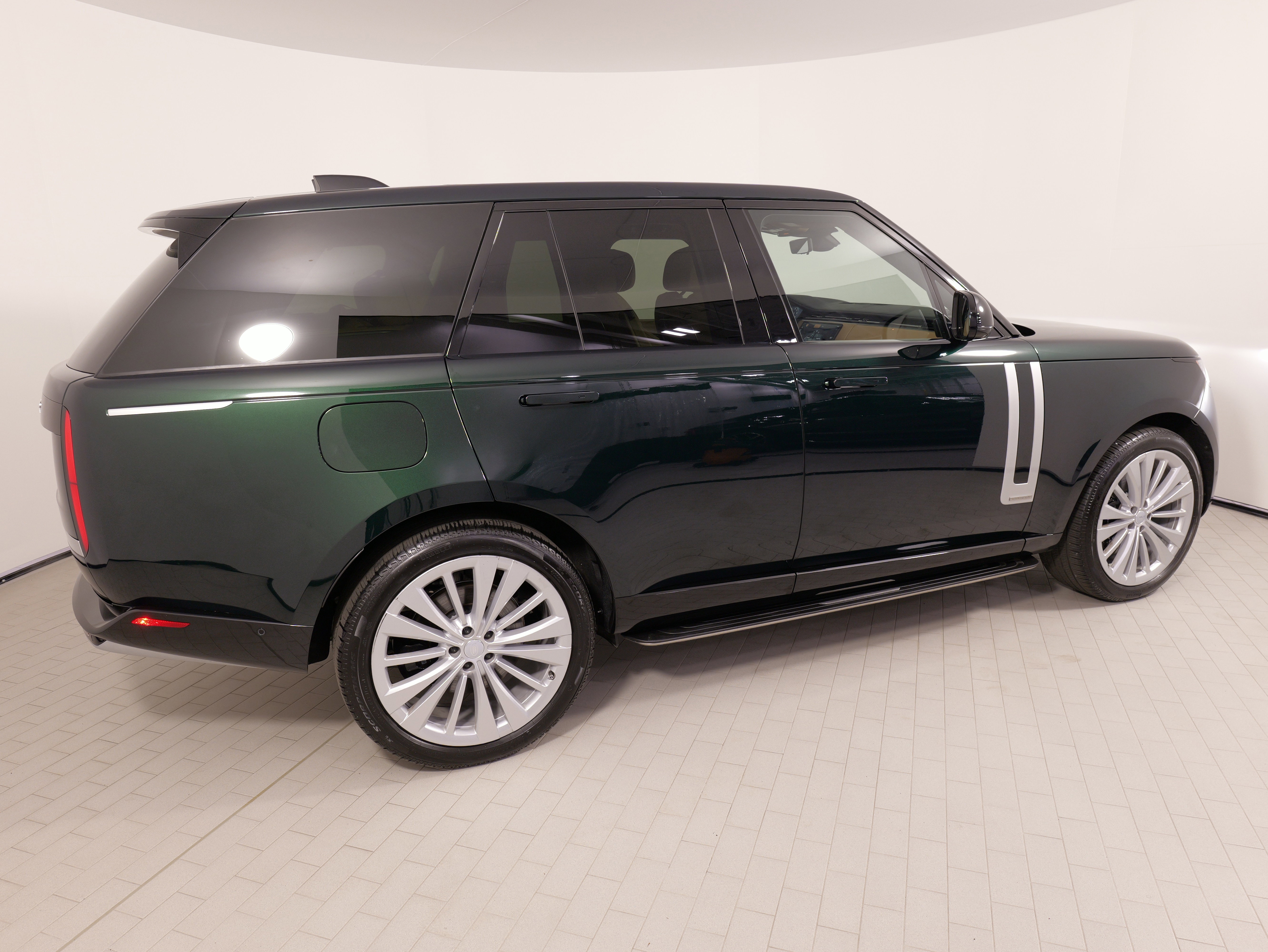 Used 2025 Land Rover Range Rover Autobiography image 9