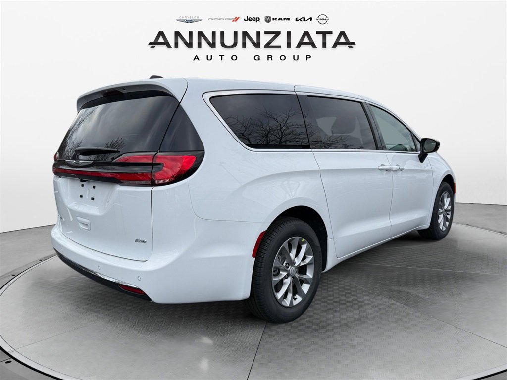 New 2026 Chrysler Pacifica Select image 5