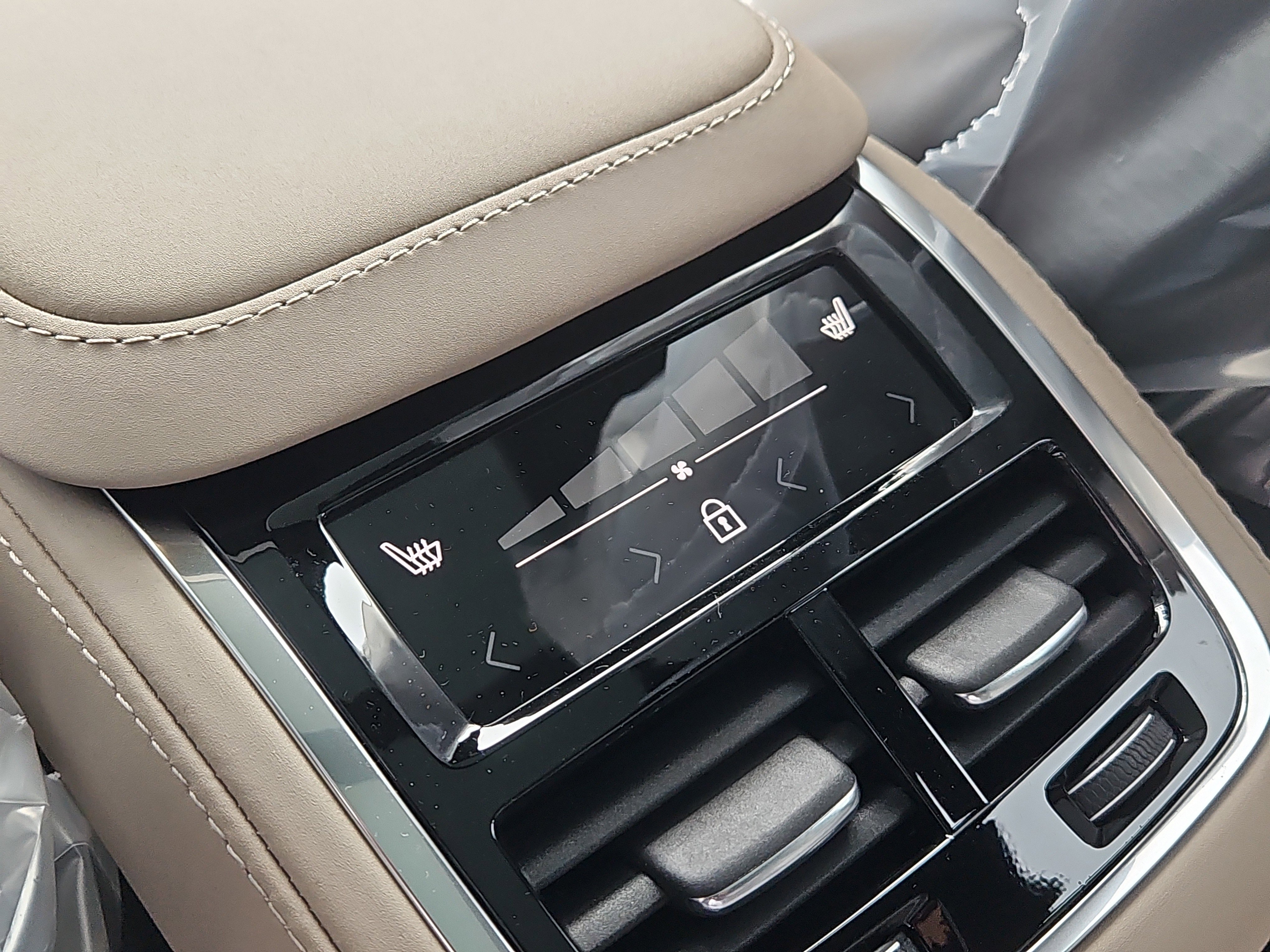 New 2026 Volvo XC90 T8 Plus w/ Protection Package Premier image 12