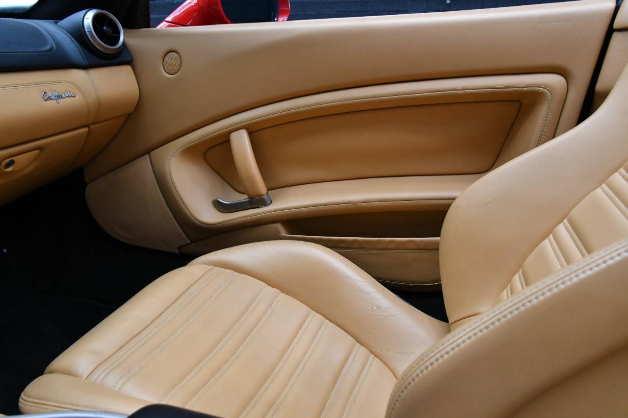 Used 2014 Ferrari California RWD image 39
