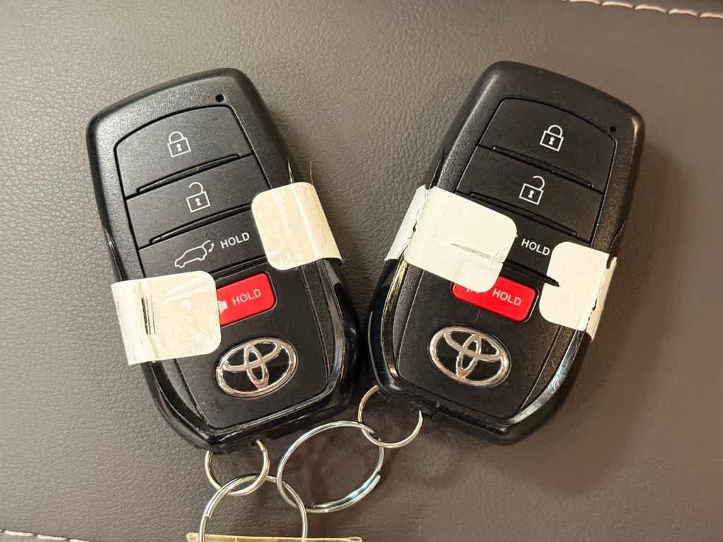 Used 2023 Toyota Corolla Cross XLE w/ Convenience Package FWD image 21