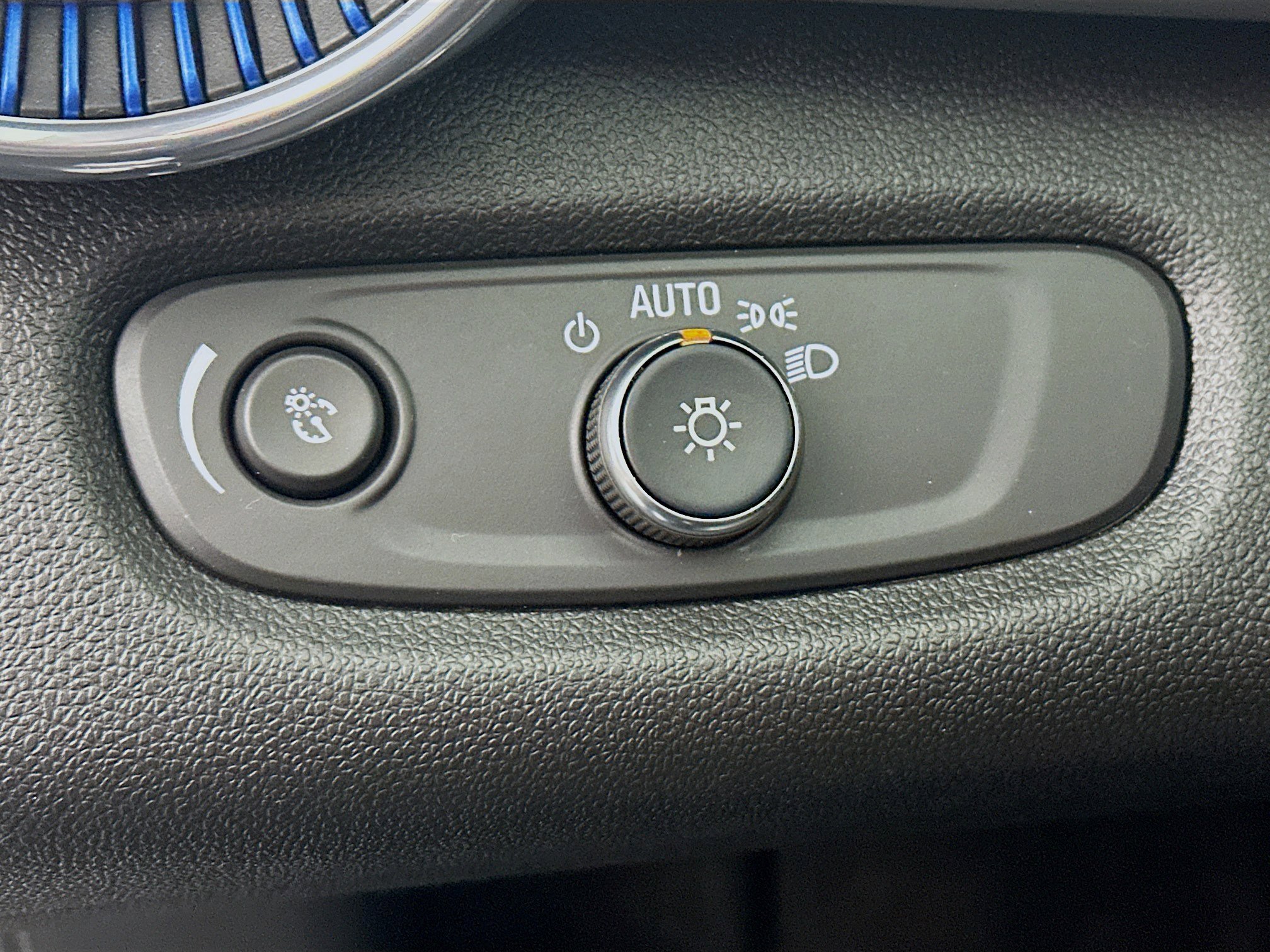 Used 2025 Chevrolet Trax LT w/ LT Convenience Package image 16