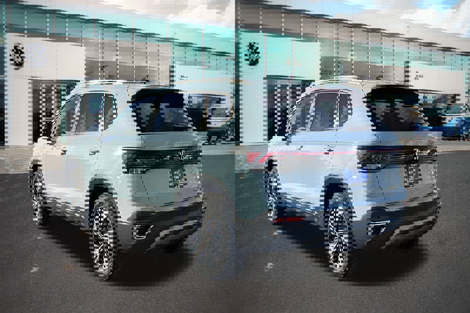 Used 2025 Volkswagen Taos SE w/ Panoramic Sunroof Package image 7