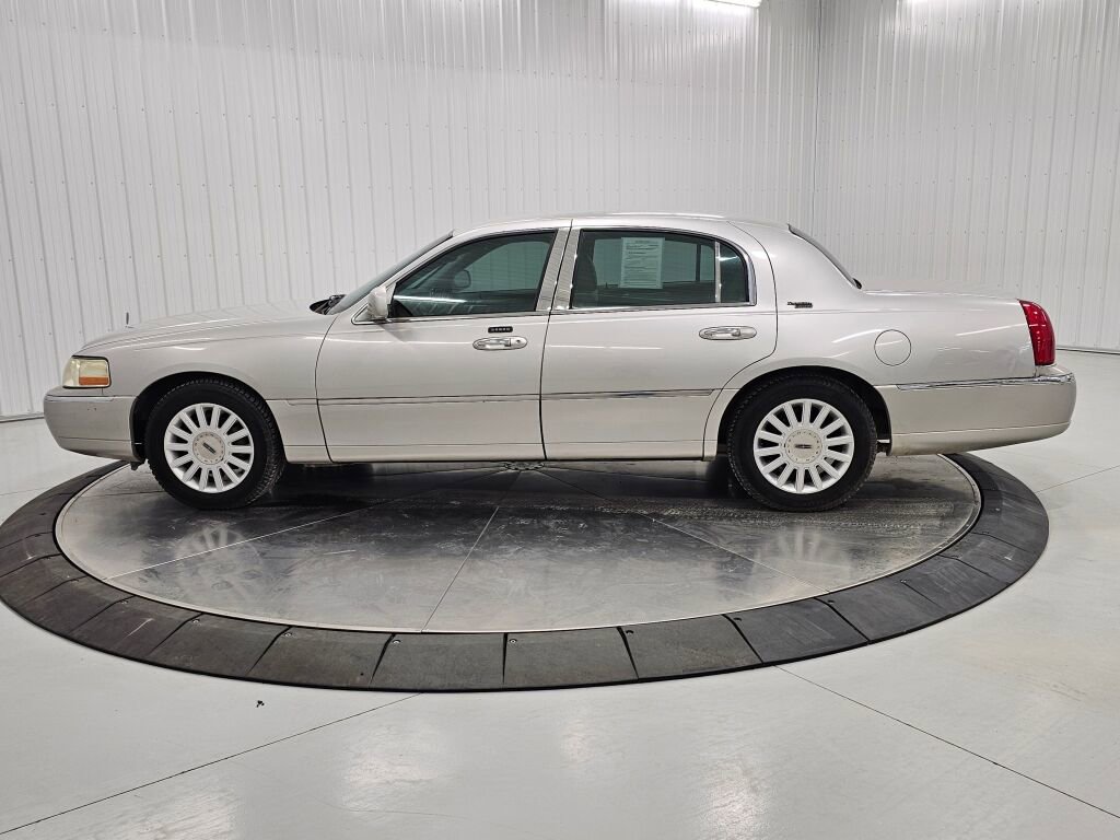 Used 2005 Lincoln Town Car Signature Limited image 2