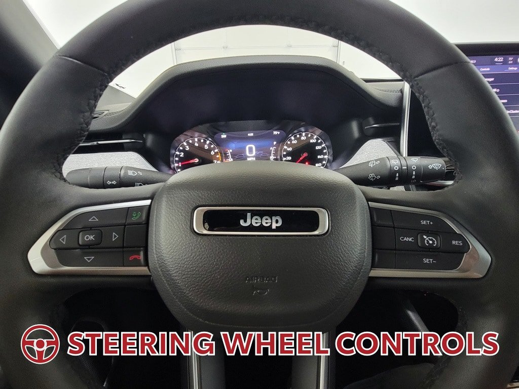Used 2025 Jeep Compass Latitude AWD/4WD image 18