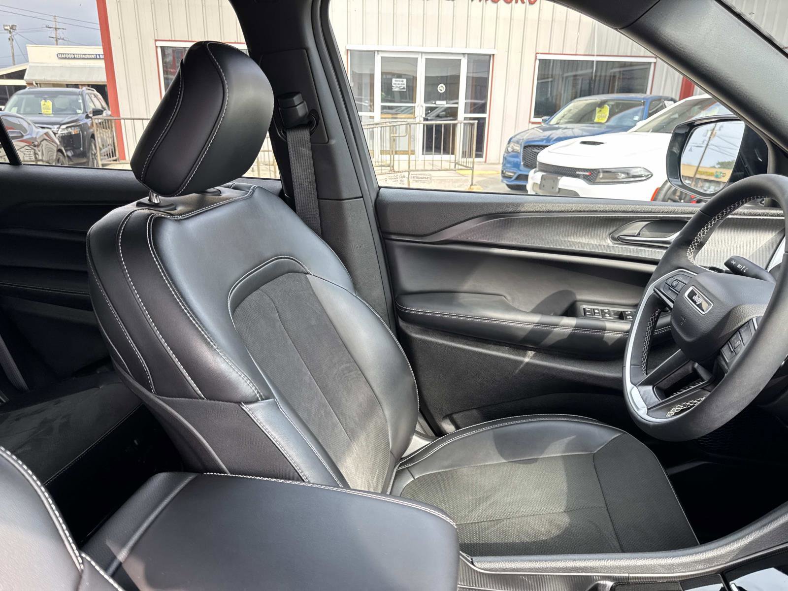 Used 2025 Jeep Grand Cherokee L Altitude image 10