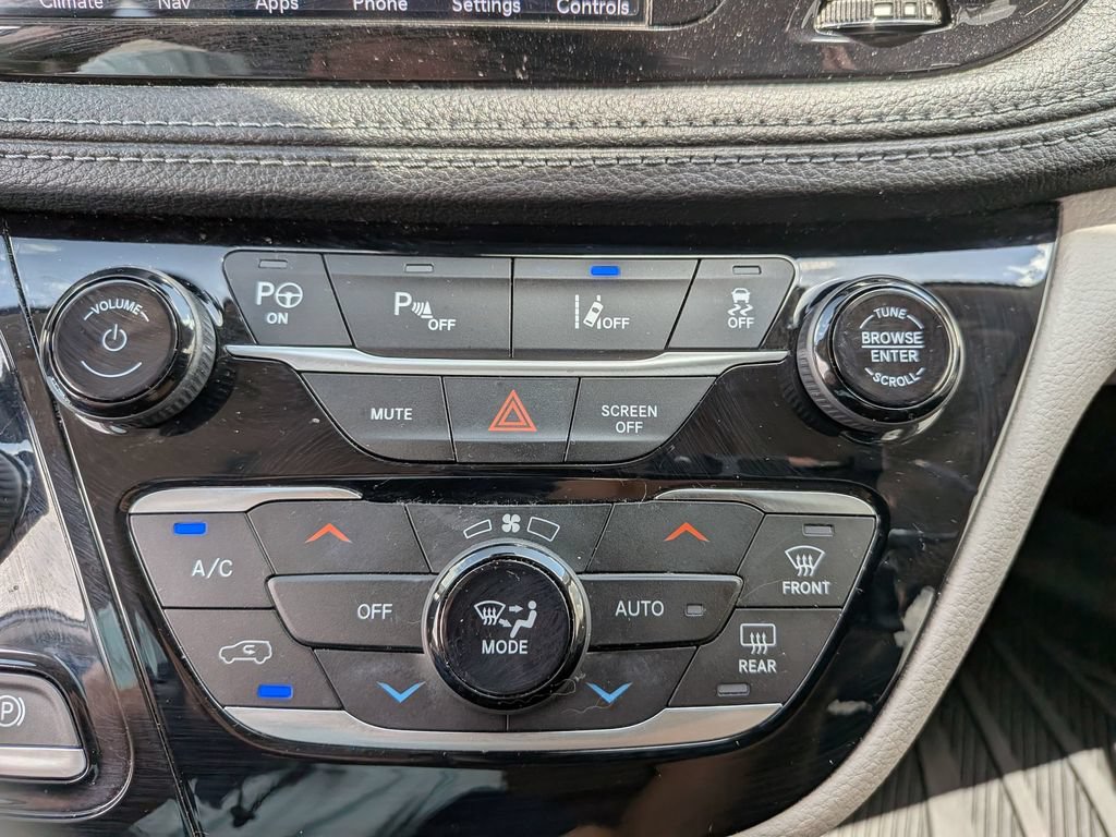 Used 2020 Chrysler Pacifica Limited w/ Advanced Safetytec Group FWD image 21