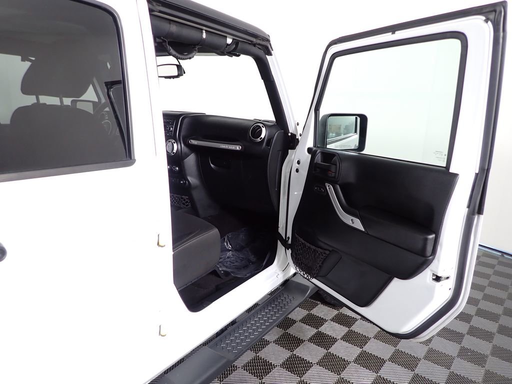 Used 2016 Jeep Wrangler Unlimited Sahara w/ Connectivity Group AWD/4WD image 32