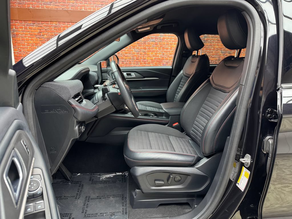 Used 2025 Ford Explorer ST-Line w/ ST-Line Street Pack AWD/4WD image 25