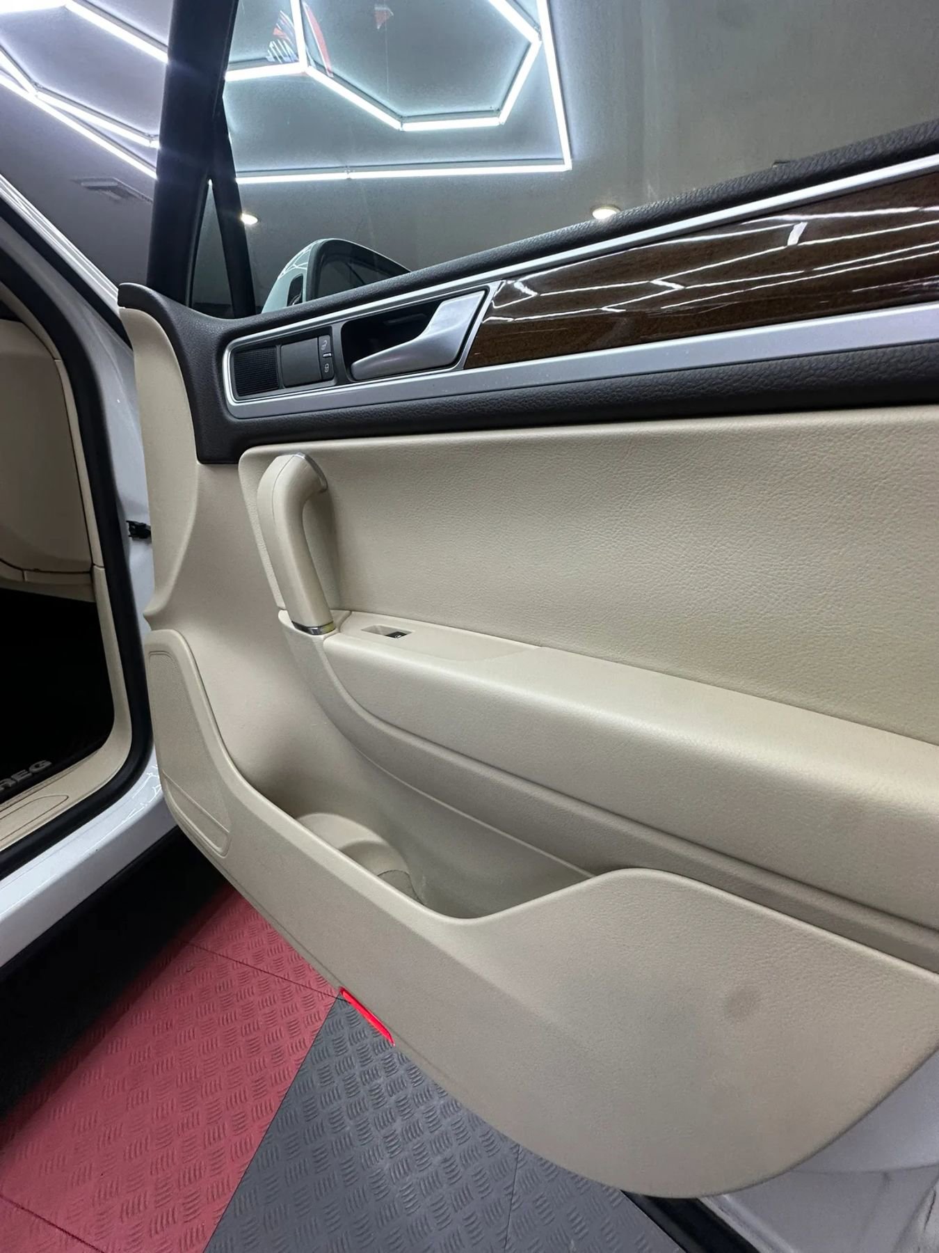 Used 2015 Volkswagen Touareg VR6 image 26