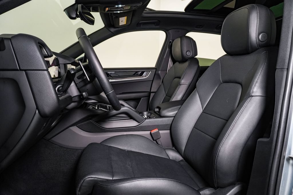 Certified 2026 Porsche Cayenne AWD/4WD image 5