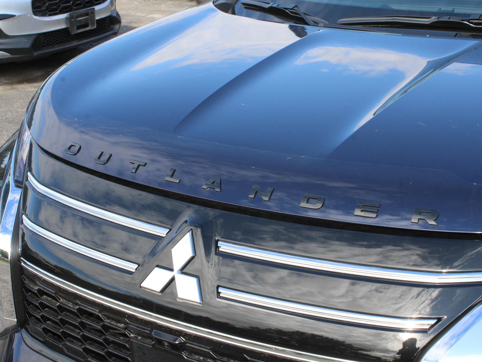 New 2025 Mitsubishi Outlander SE image 3