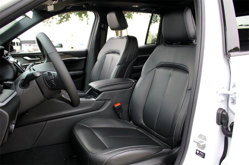 New 2025 Jeep Grand Cherokee Limited w/ MOPAR Finishing Package image 8