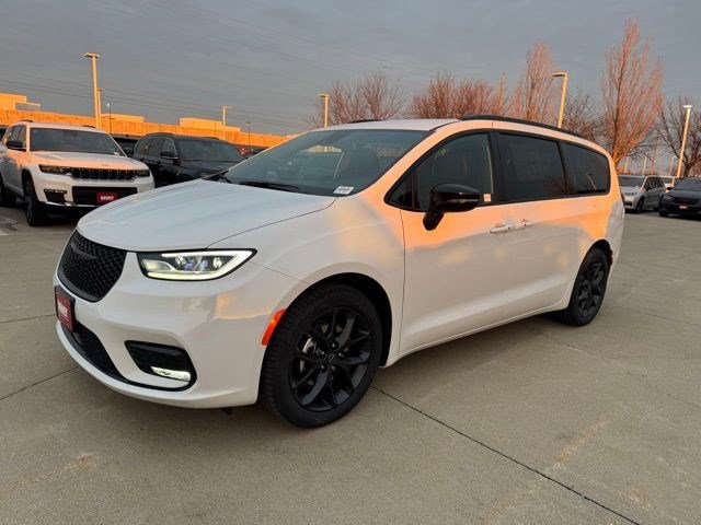 New 2026 Chrysler Pacifica Select image 3