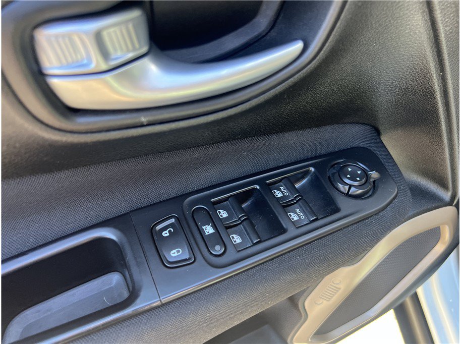Used 2017 Jeep Renegade Latitude FWD image 13
