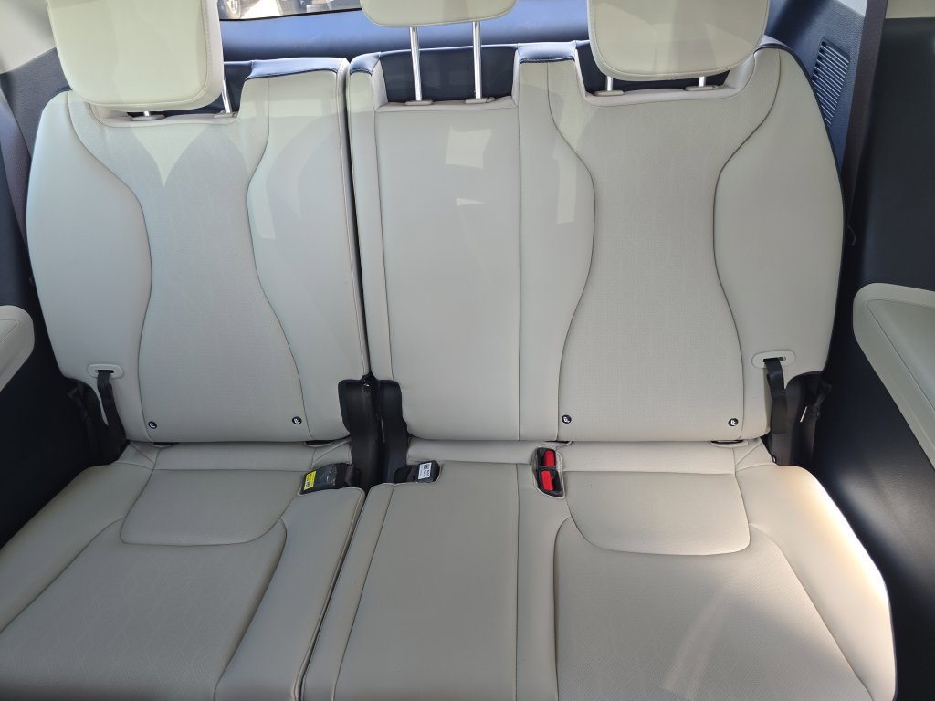 New 2026 Kia Carnival EX FWD image 18