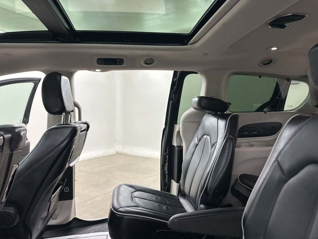 Used 2022 Chrysler Pacifica Limited w/ Uconnect Theater Family Group image 29
