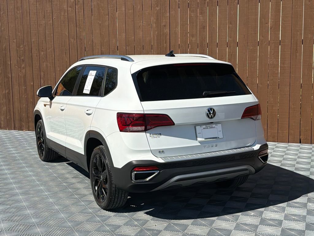 Used 2024 Volkswagen Taos SE w/ Black Wheel Package image 16