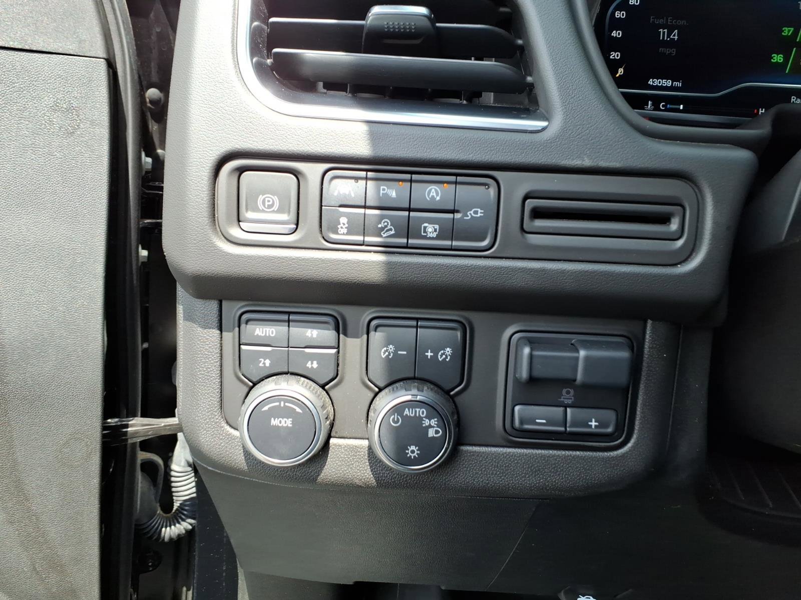 Used 2022 Chevrolet Tahoe Z71 w/ Luxury Package AWD/4WD image 20