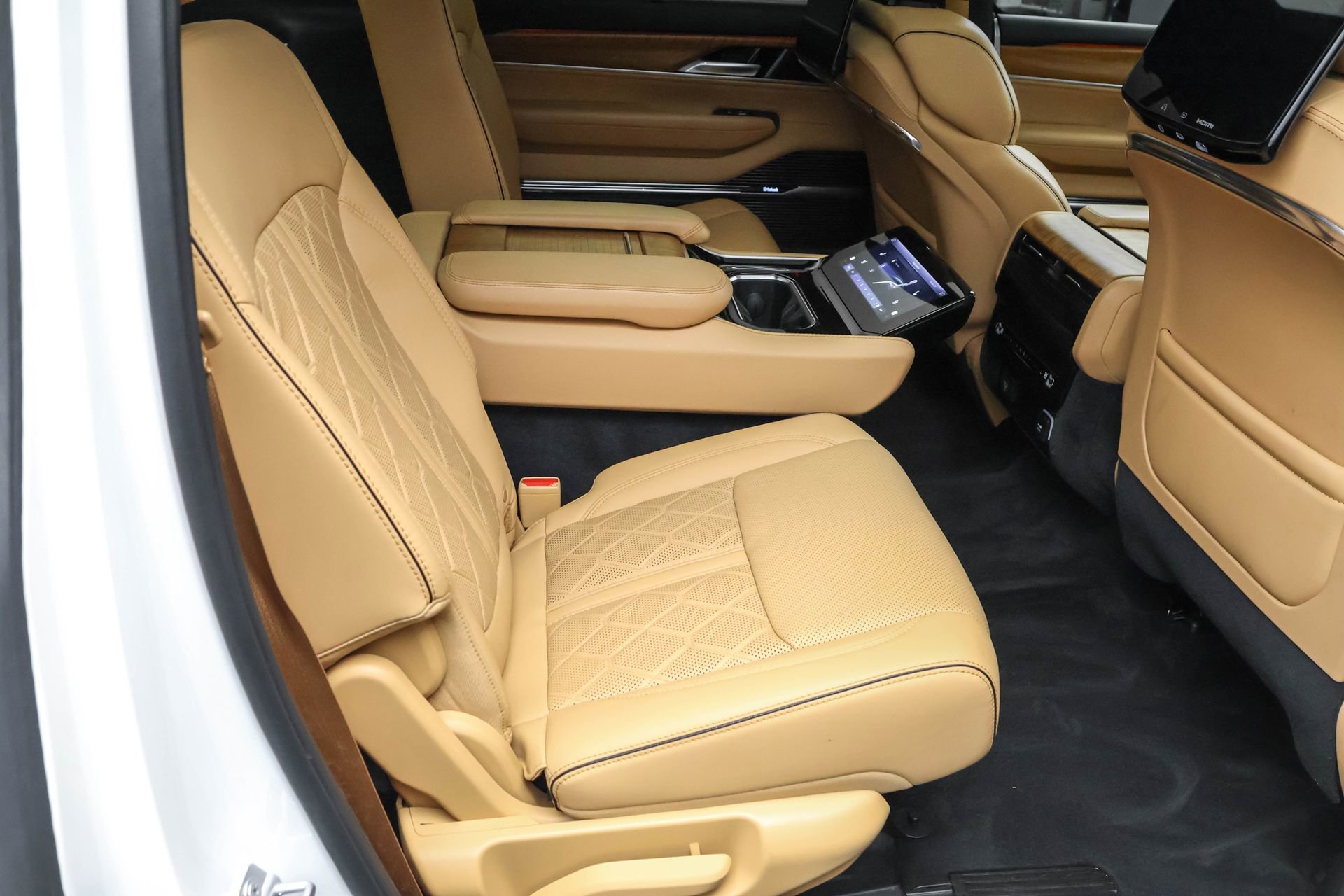 Used 2024 Jeep Grand Wagoneer Series III w/ Rear Seat Video Group 1 AWD/4WD image 32