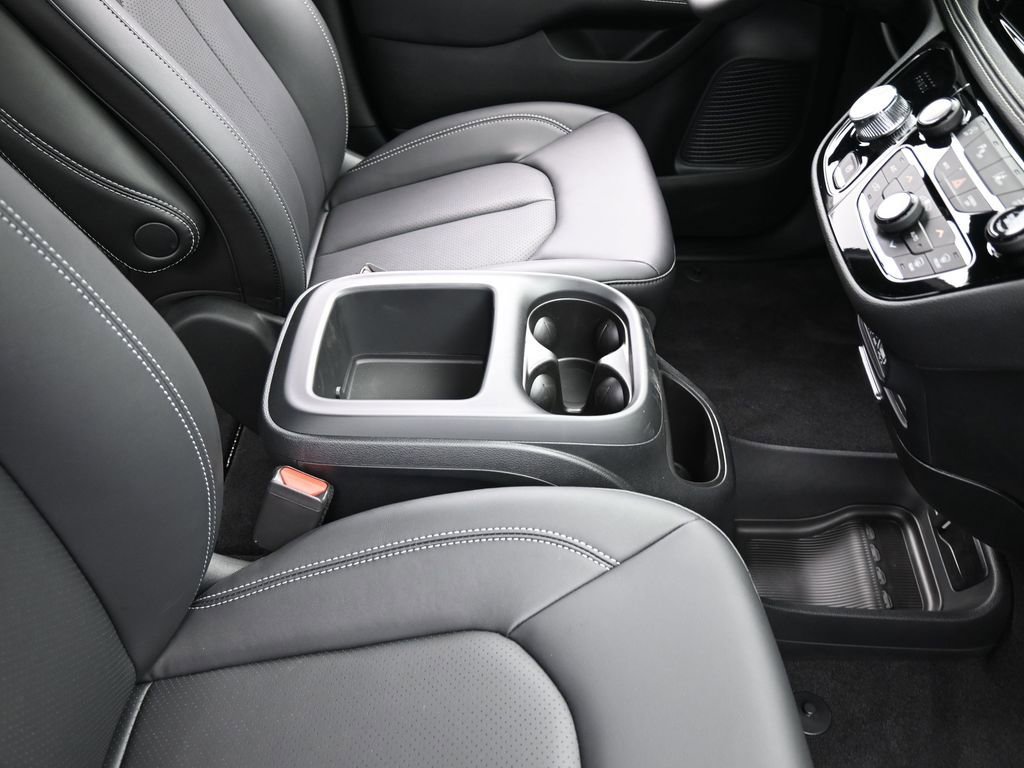 Used 2025 Chrysler Pacifica Select image 39