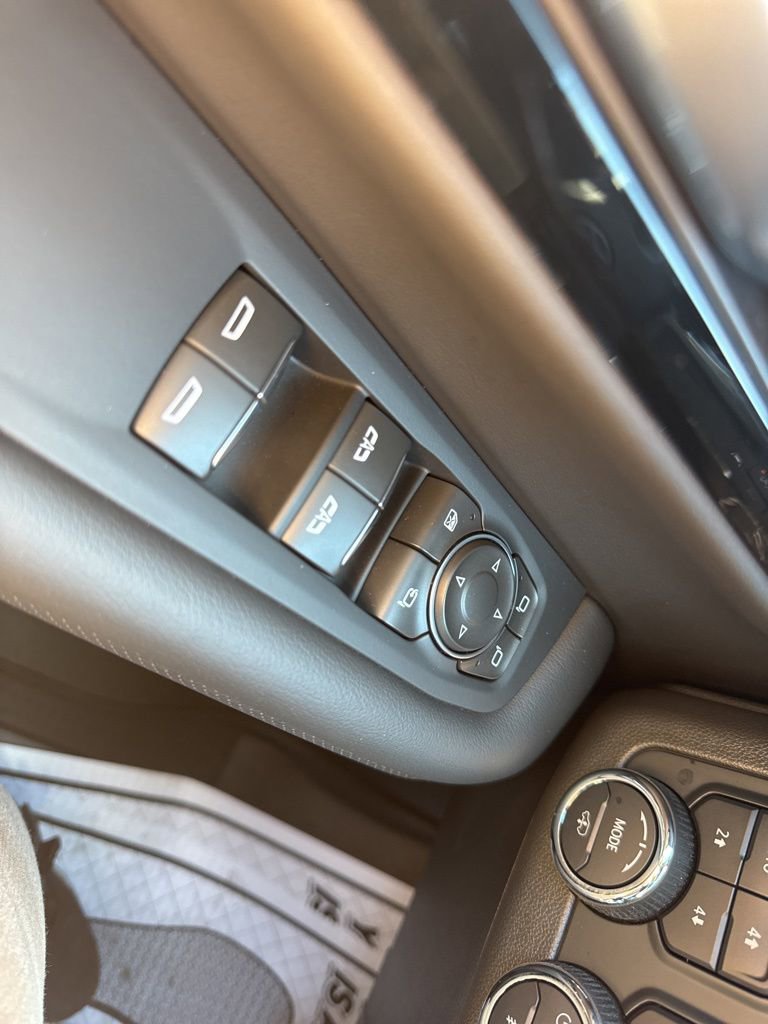 Used 2025 Chevrolet Tahoe High Country AWD/4WD image 11