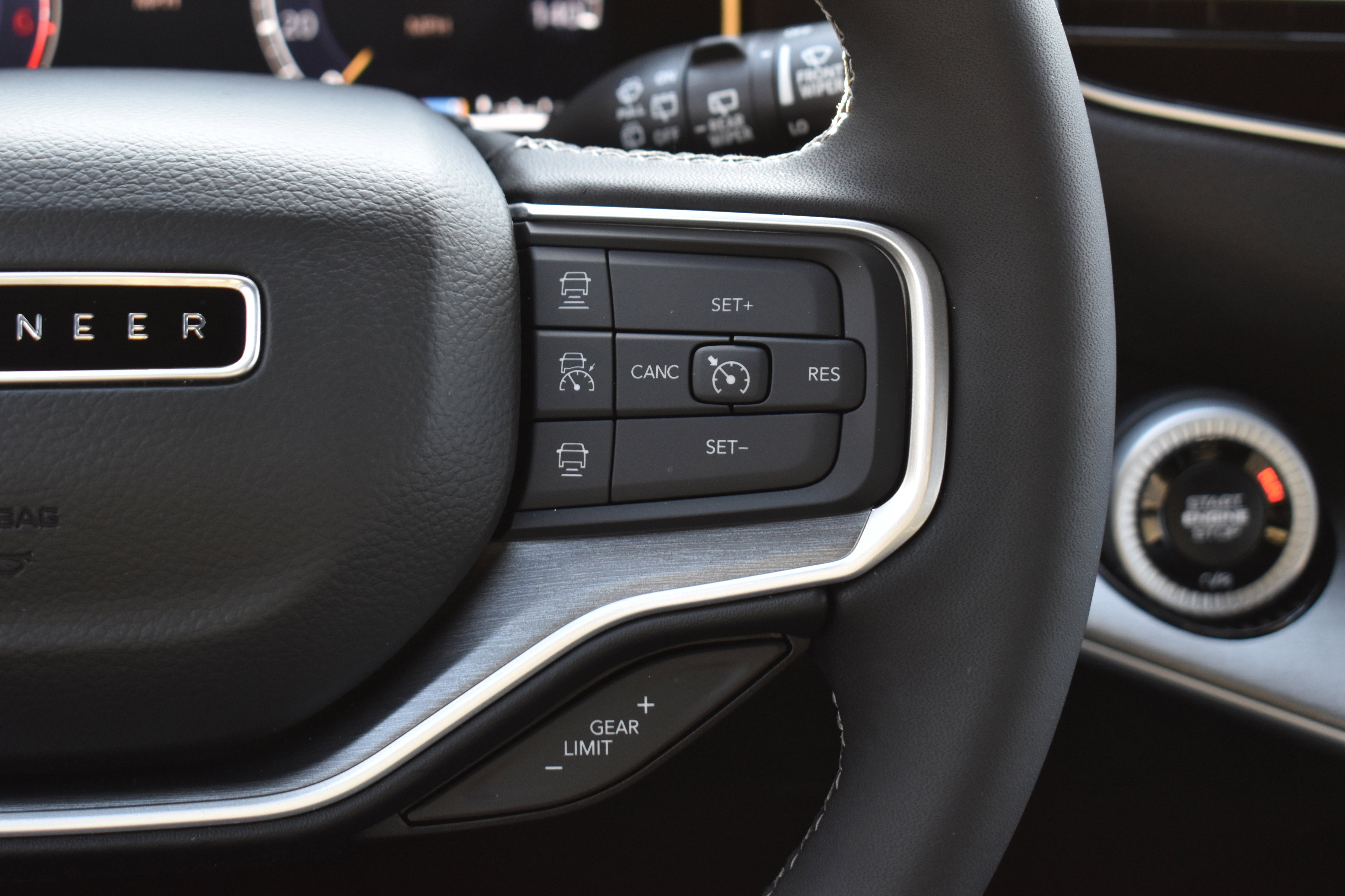 Used 2025 Jeep Wagoneer L Series II w/ Premium Group I image 30