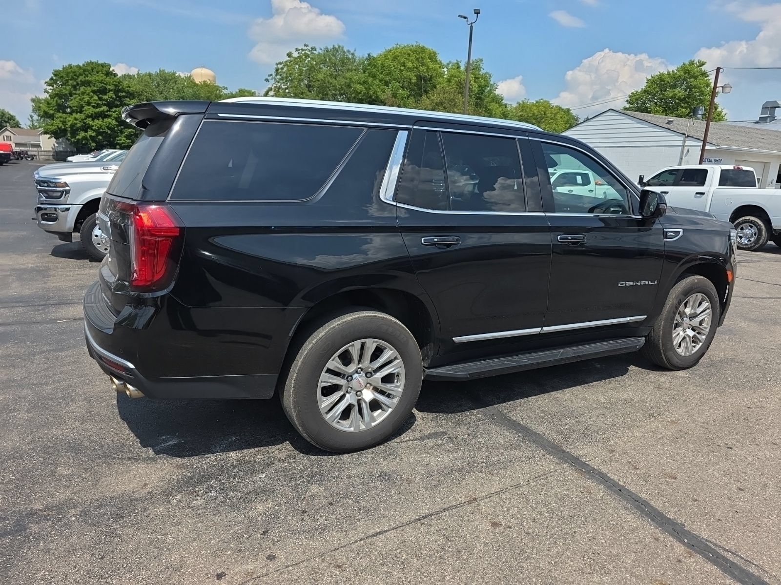 Used 2023 GMC Yukon Denali AWD/4WD image 3