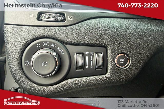 Used 2022 Jeep Cherokee Trailhawk w/ Premium Leather Package image 17