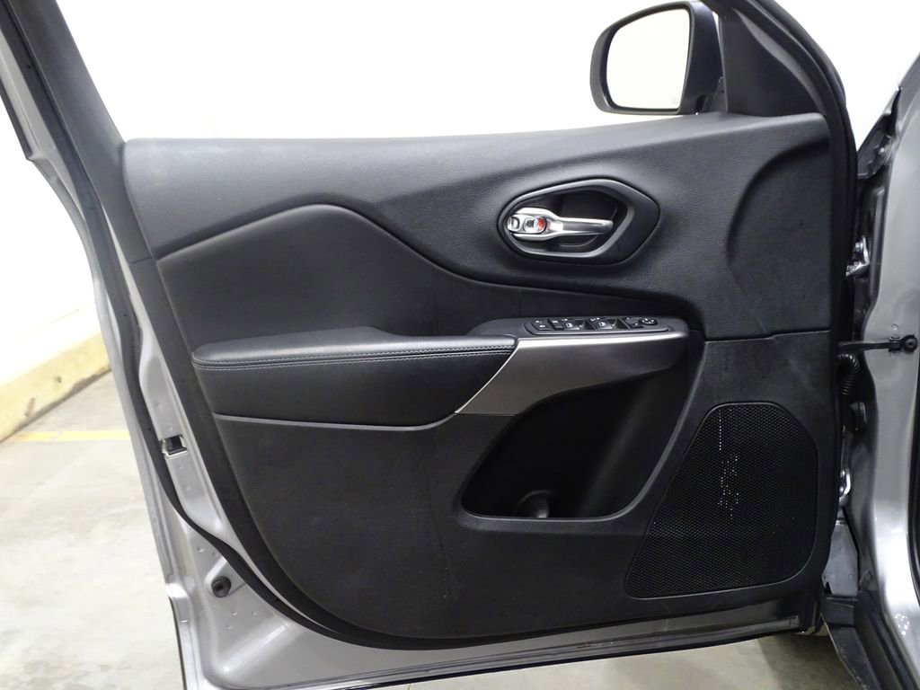 Used 2019 Jeep Cherokee Latitude w/ Popular Appearance Group image 16