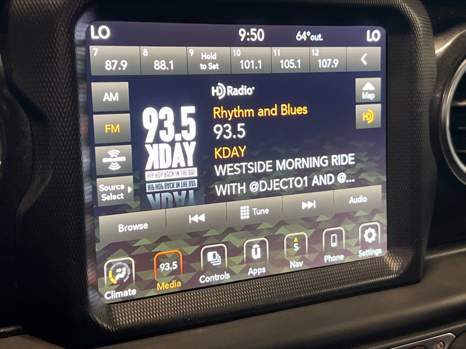 Used 2020 Jeep Wrangler Unlimited Sahara image 17