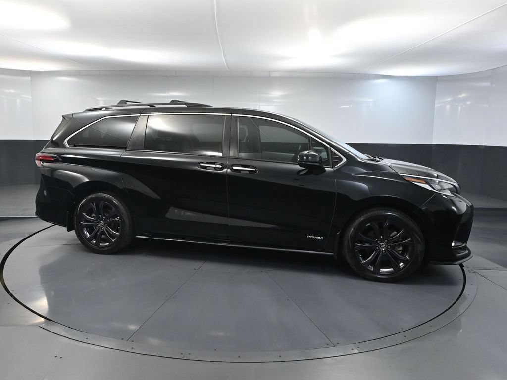 Used 2021 Toyota Sienna XSE FWD image 2