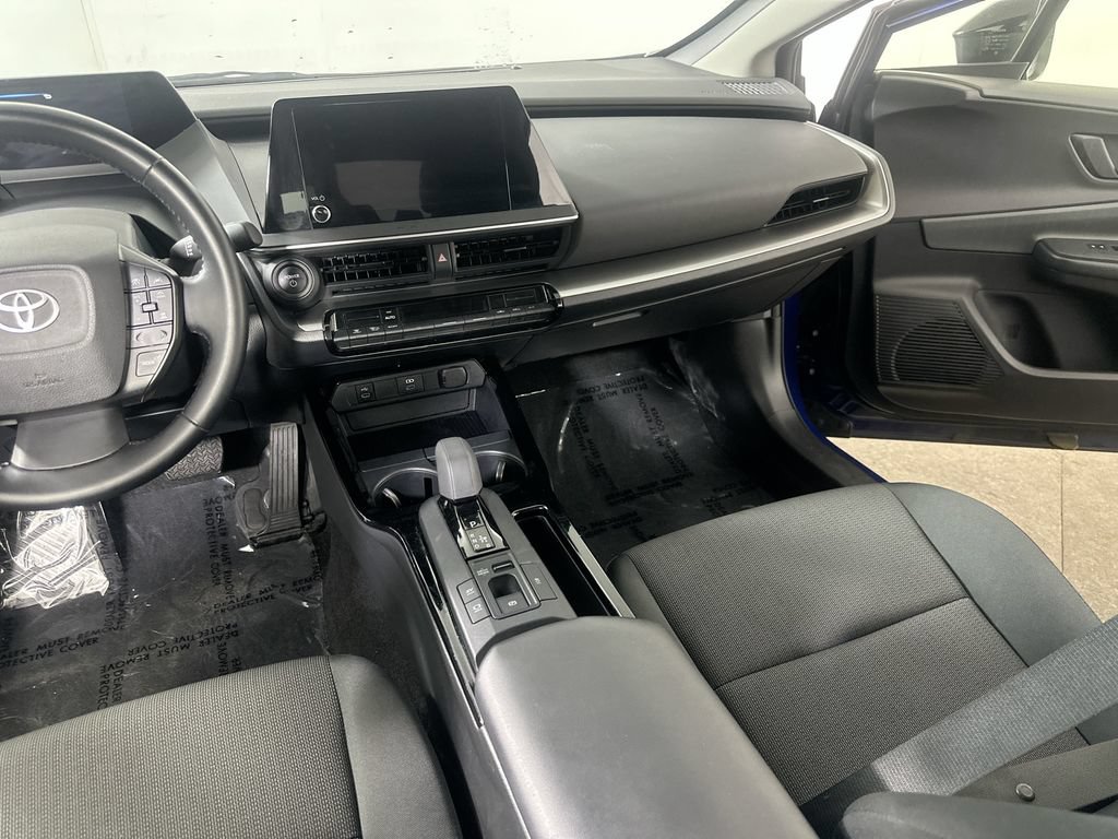 Used 2025 Toyota Prius LE FWD image 17