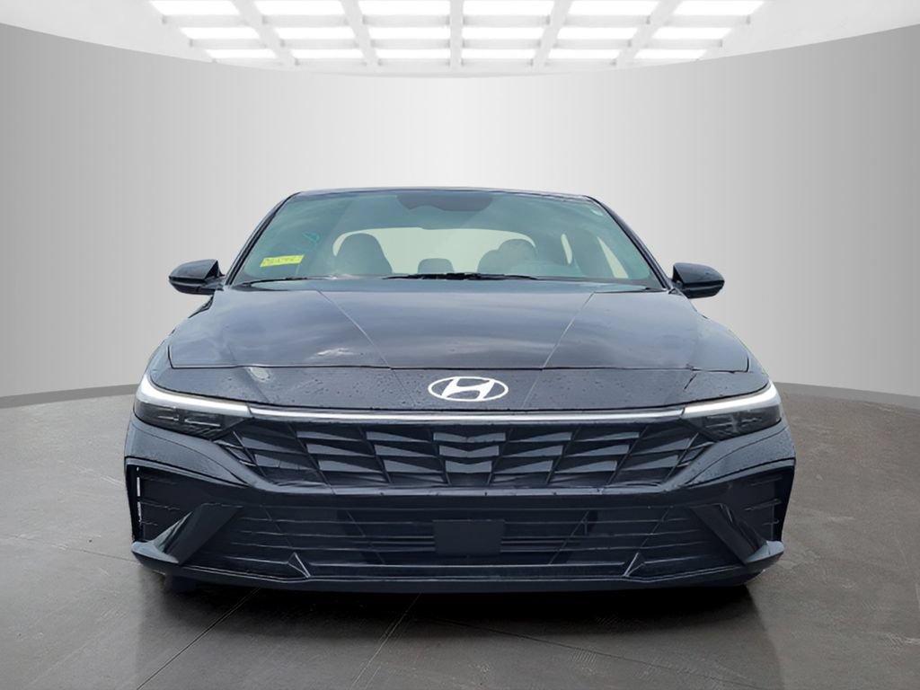 Used 2025 Hyundai Elantra SEL FWD image 3