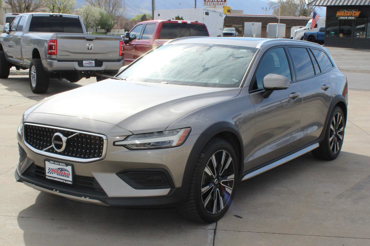 Used 2020 Volvo V60 T5 Cross Country image 2