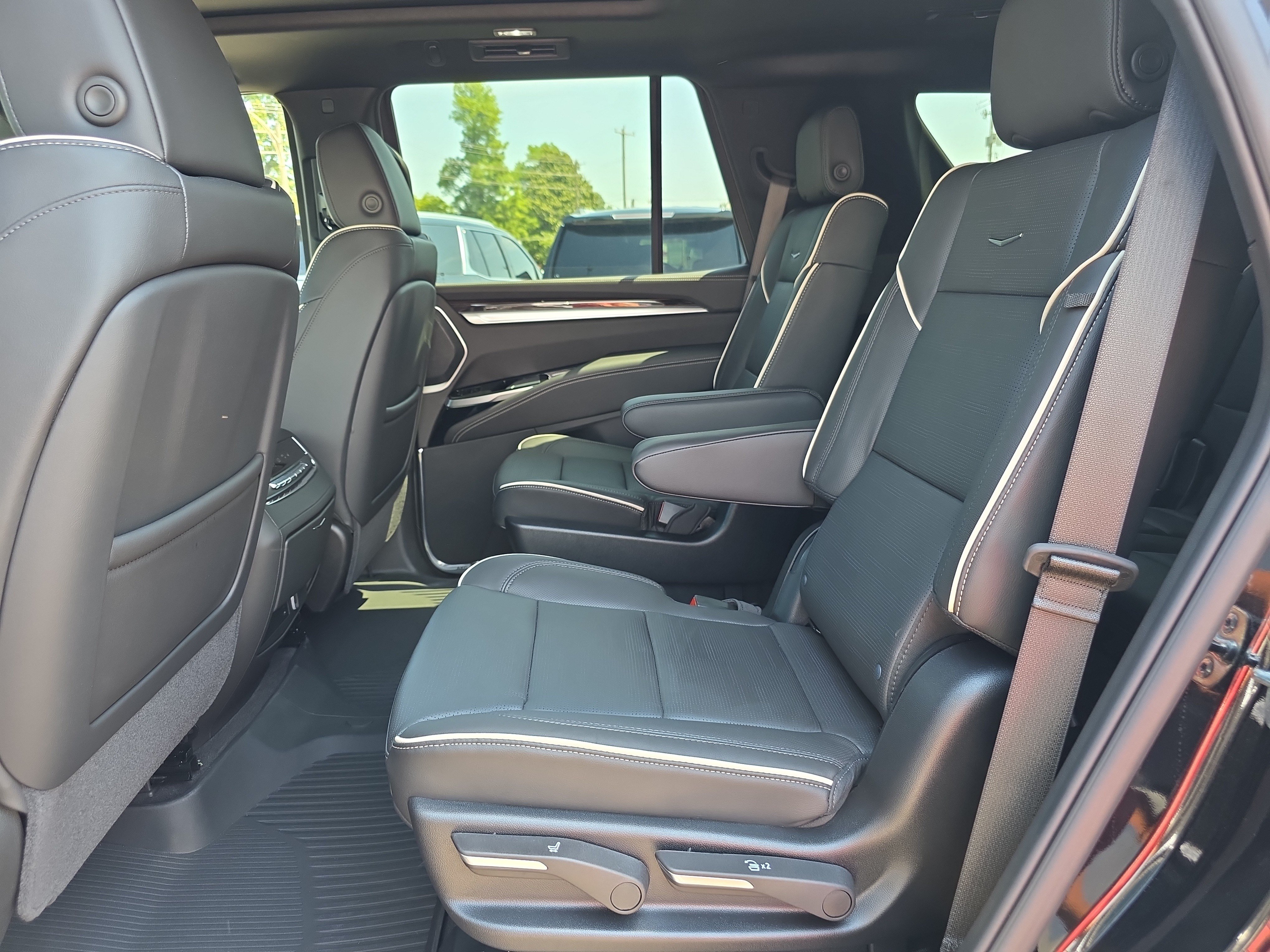 Used 2026 Cadillac Escalade Luxury w/ LPO, Floor Liner Package AWD/4WD image 11
