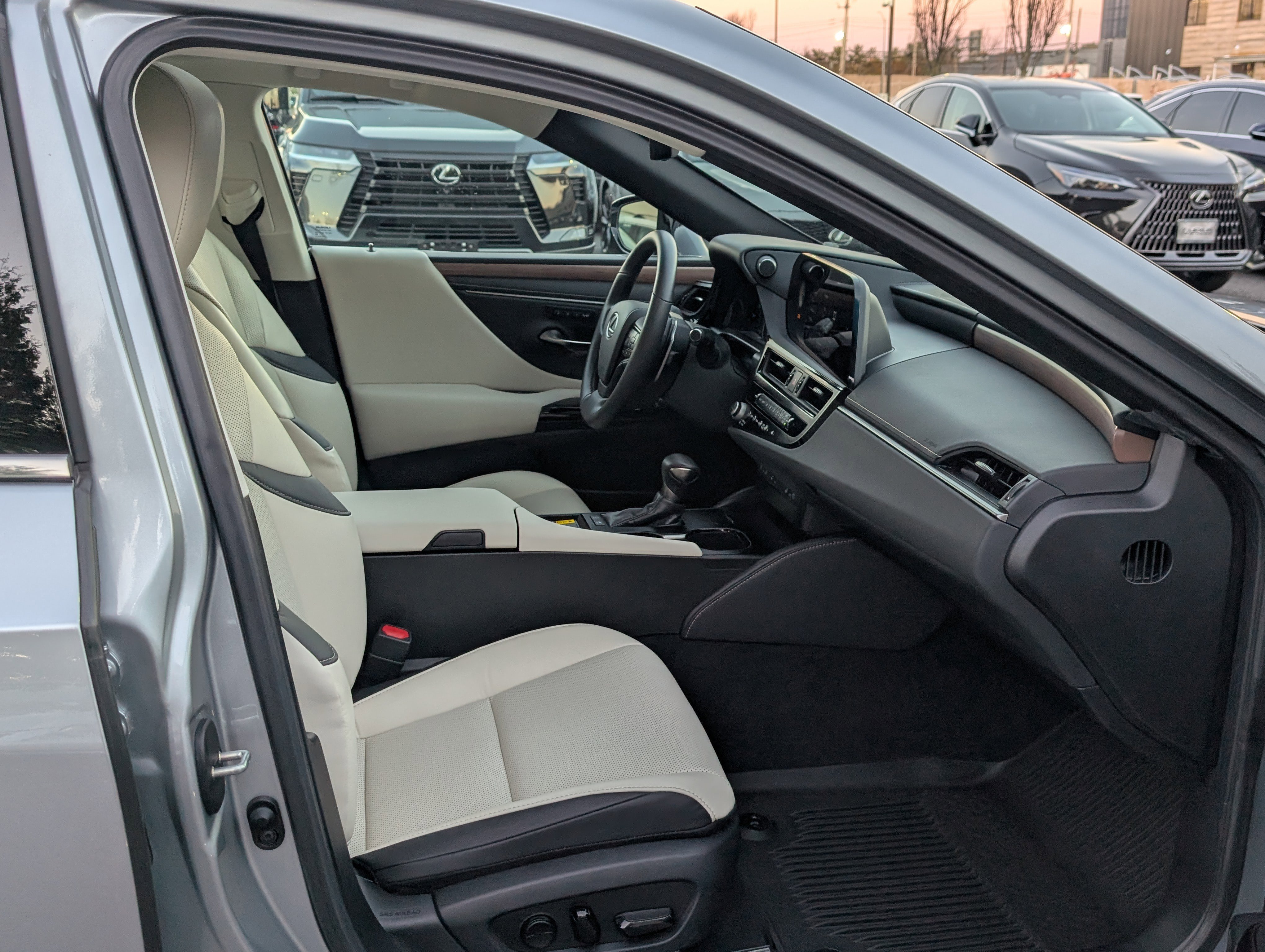 Certified 2025 Lexus ES 300h w/ Premium Package image 11