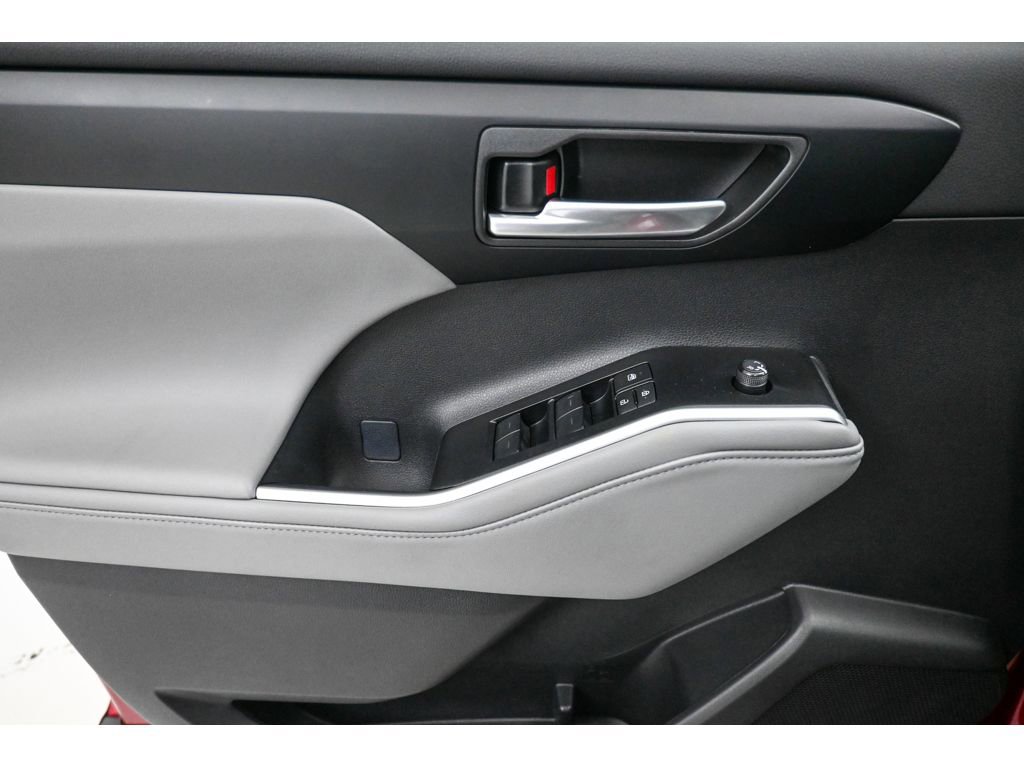 Used 2025 Toyota Highlander XLE image 31