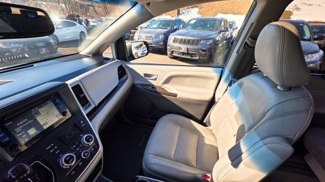 Used 2017 Toyota Sienna XLE Premium w/ Cargo Management Package image 14