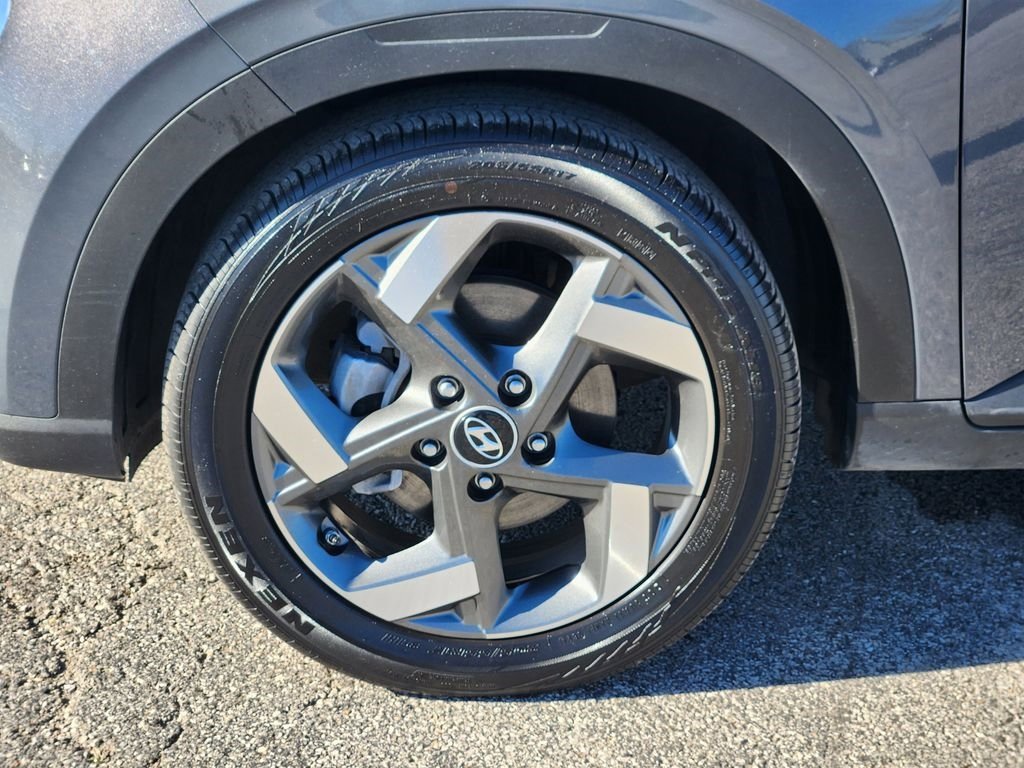 Used 2025 Hyundai Venue SEL FWD image 12