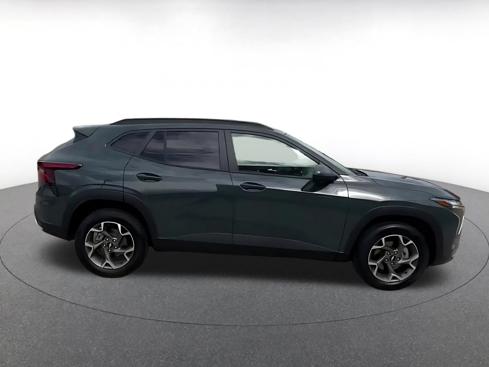 Used 2025 Chevrolet Trax LT FWD image 16