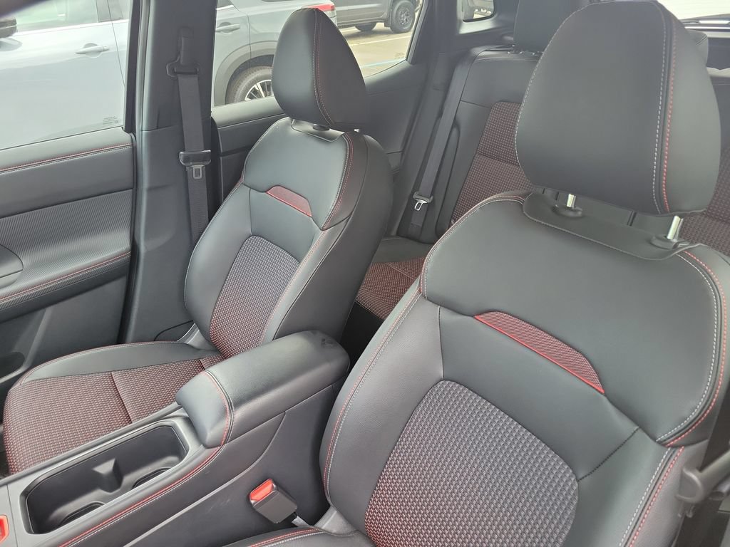 Used 2025 Nissan Kicks SR AWD/4WD image 11