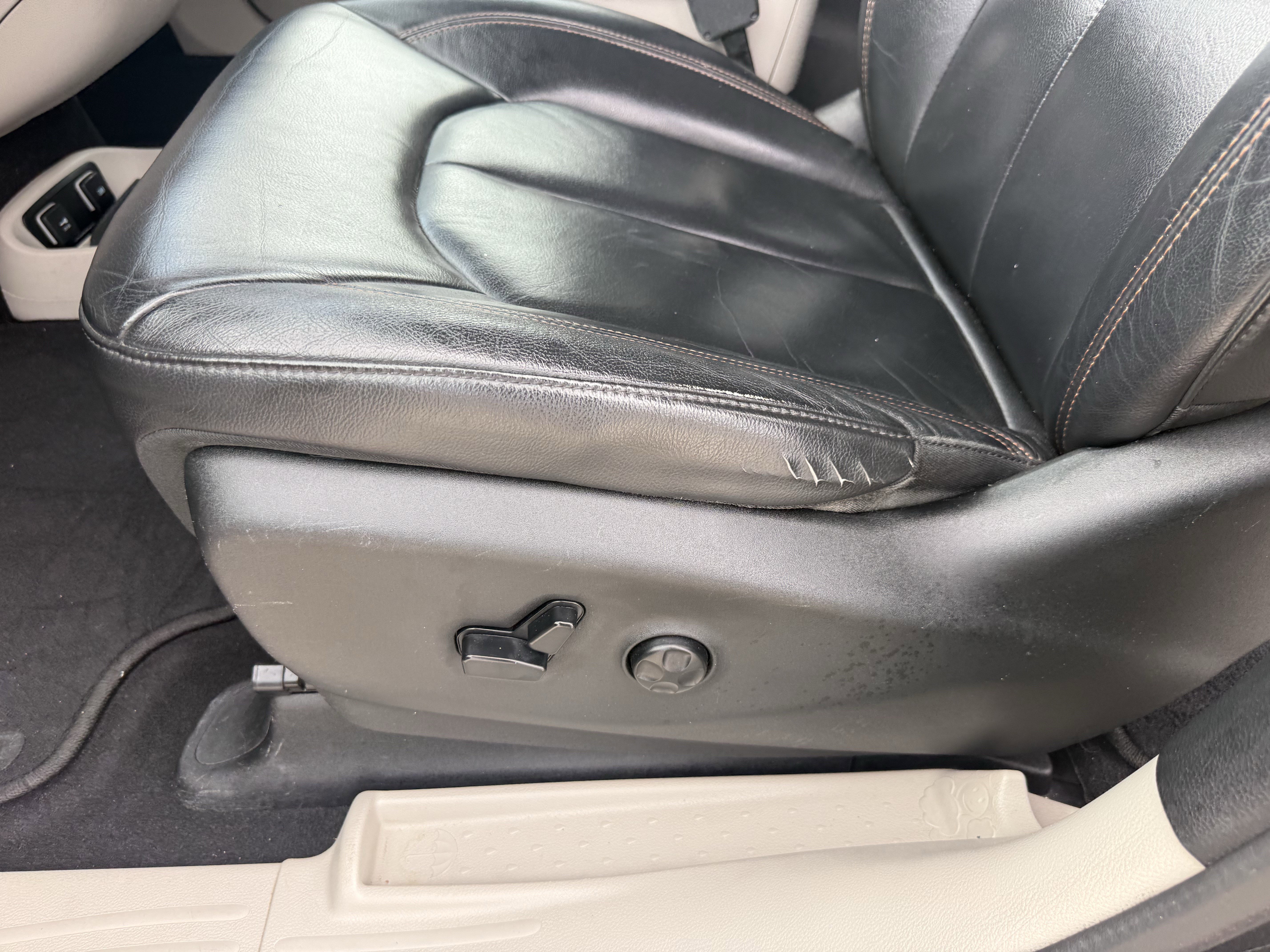 Used 2017 Chrysler Pacifica Touring-L w/ Tire & Wheel Group image 31