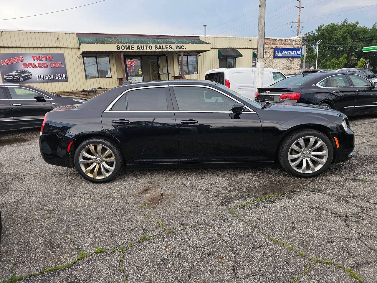 Used 2019 Chrysler 300 Touring w/ Quick Order Package 2EF RWD image 9