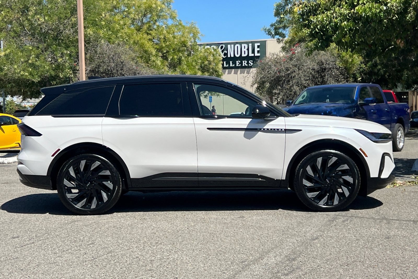 New 2026 Lincoln Nautilus Reserve w/ Jet Appearance Package AWD/4WD image 3
