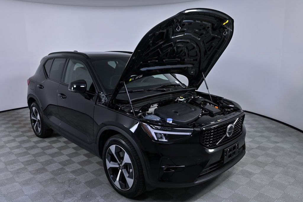 Certified 2025 Volvo XC40 B5 Plus image 34