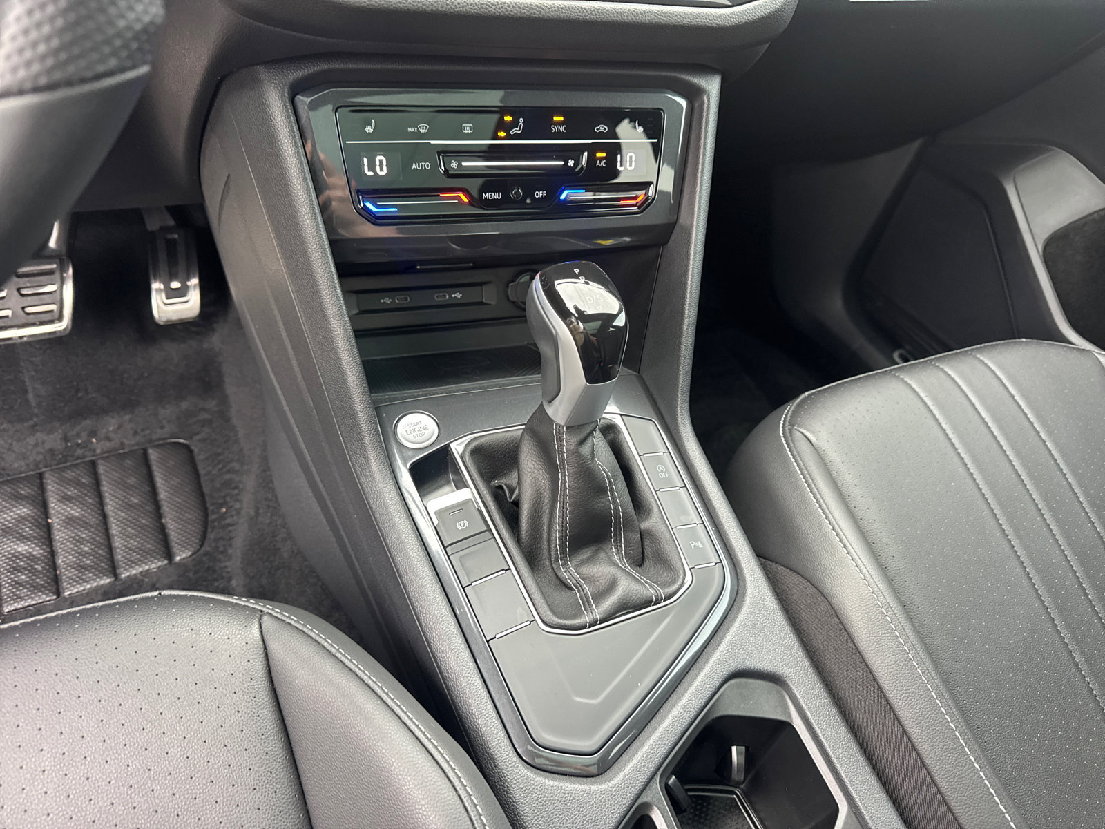 Used 2024 Volkswagen Tiguan SE R-Line image 30