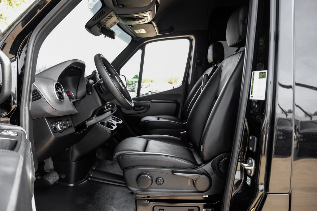 Used 2025 Mercedes-Benz Sprinter 2500 w/ Dashboard Charging Package image 3