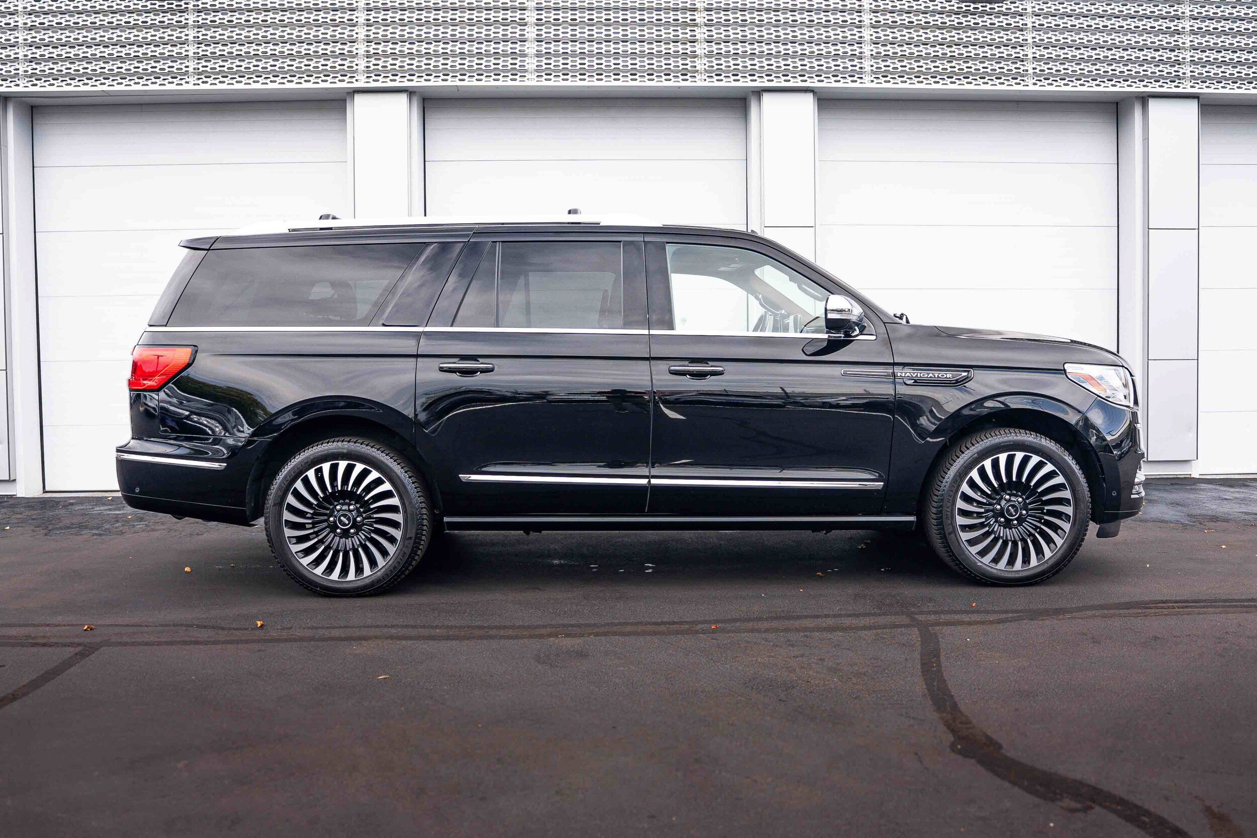 Used 2021 Lincoln Navigator L Black Label w/ Cargo Convenience Package AWD/4WD image 3