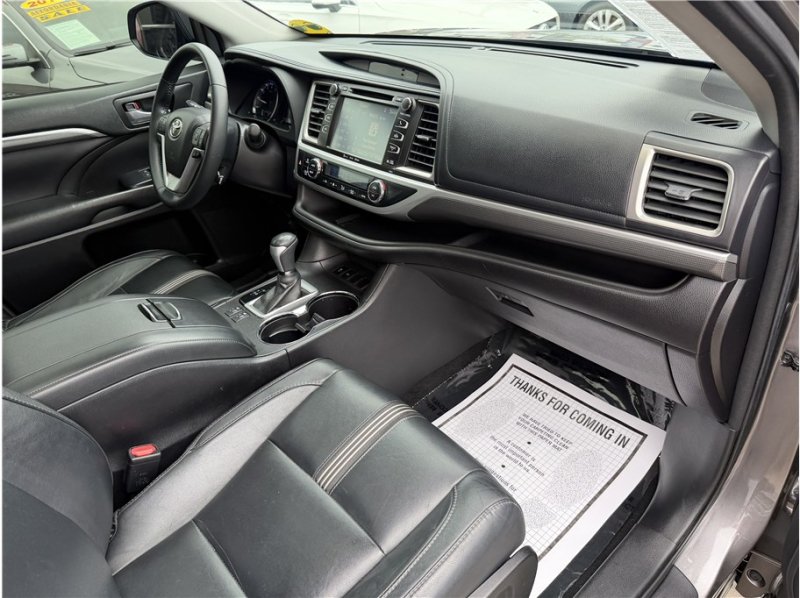 Used 2017 Toyota Highlander SE FWD image 39